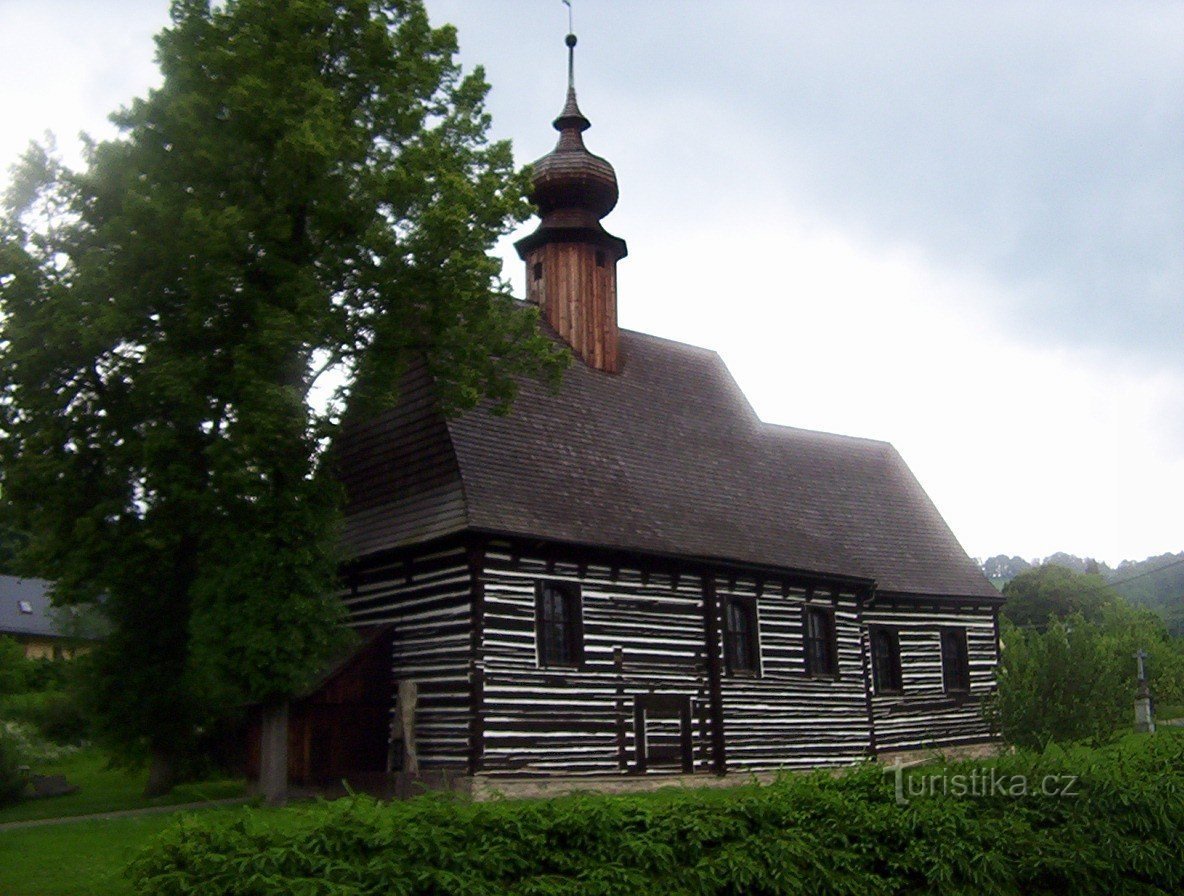 Maršíkov - biserica Sf. Arhanghel Mihail cu monumentul celor care au murit în Primul Război Mondial - Foto: Ulrych Mir.