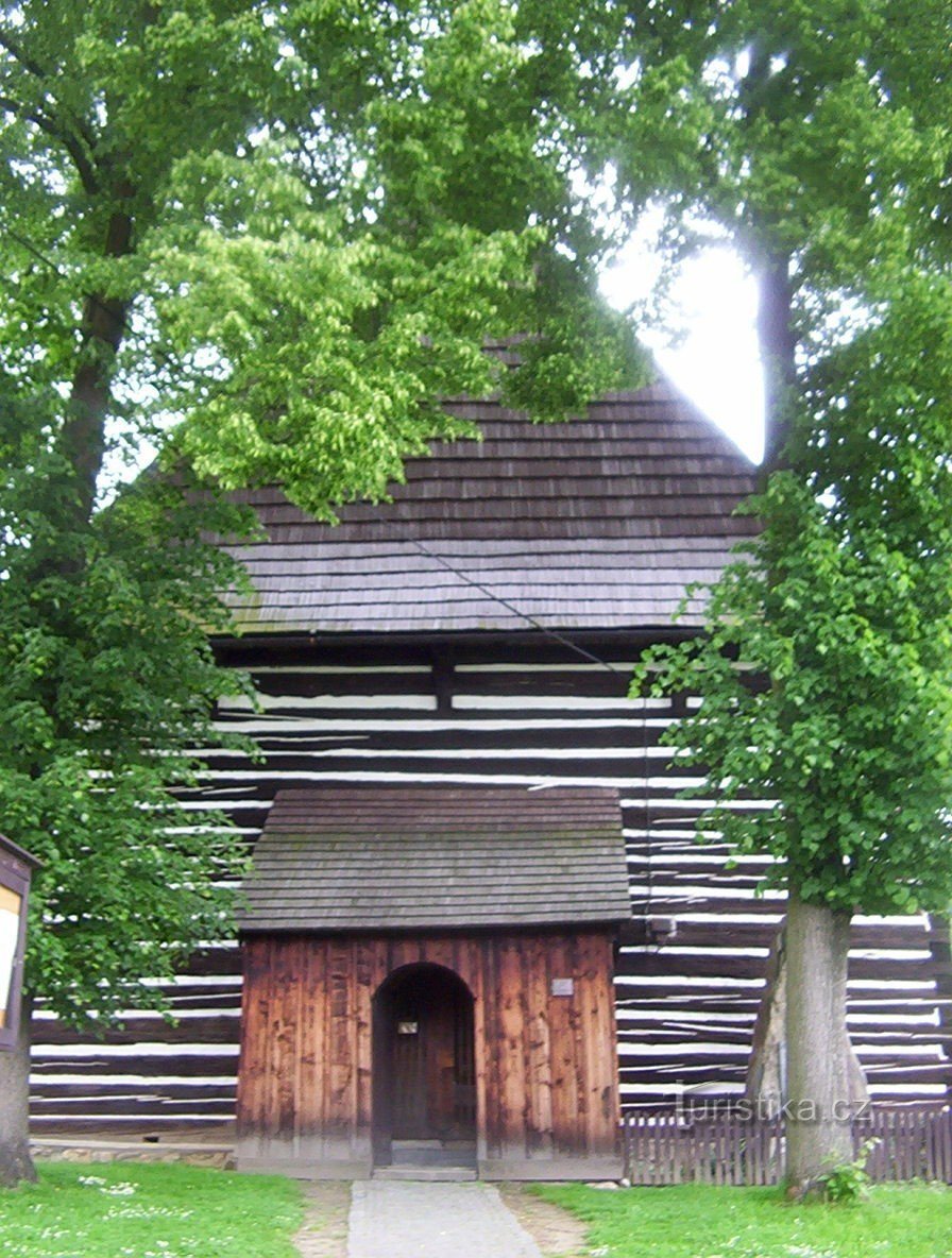 Maršíkov - biserica Sf. Arhanghel Mihail cu monumentul celor care au murit în Primul Război Mondial - Foto: Ulrych Mir.