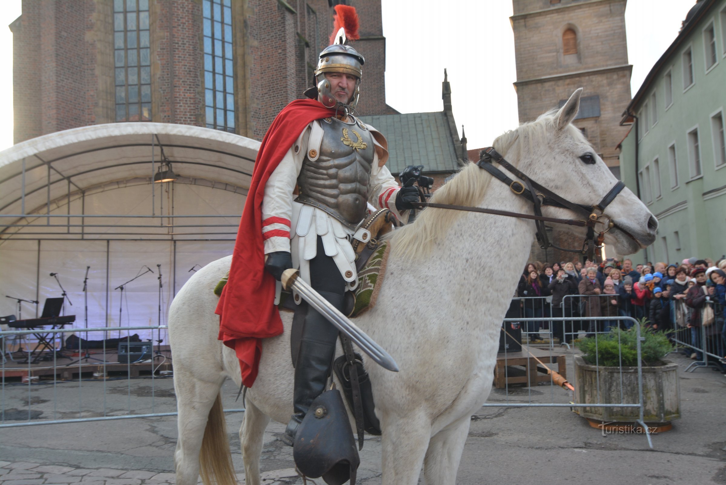 Martin på en hvid hest under Det Hvide Tårn 11.11.2018/XNUMX/XNUMX