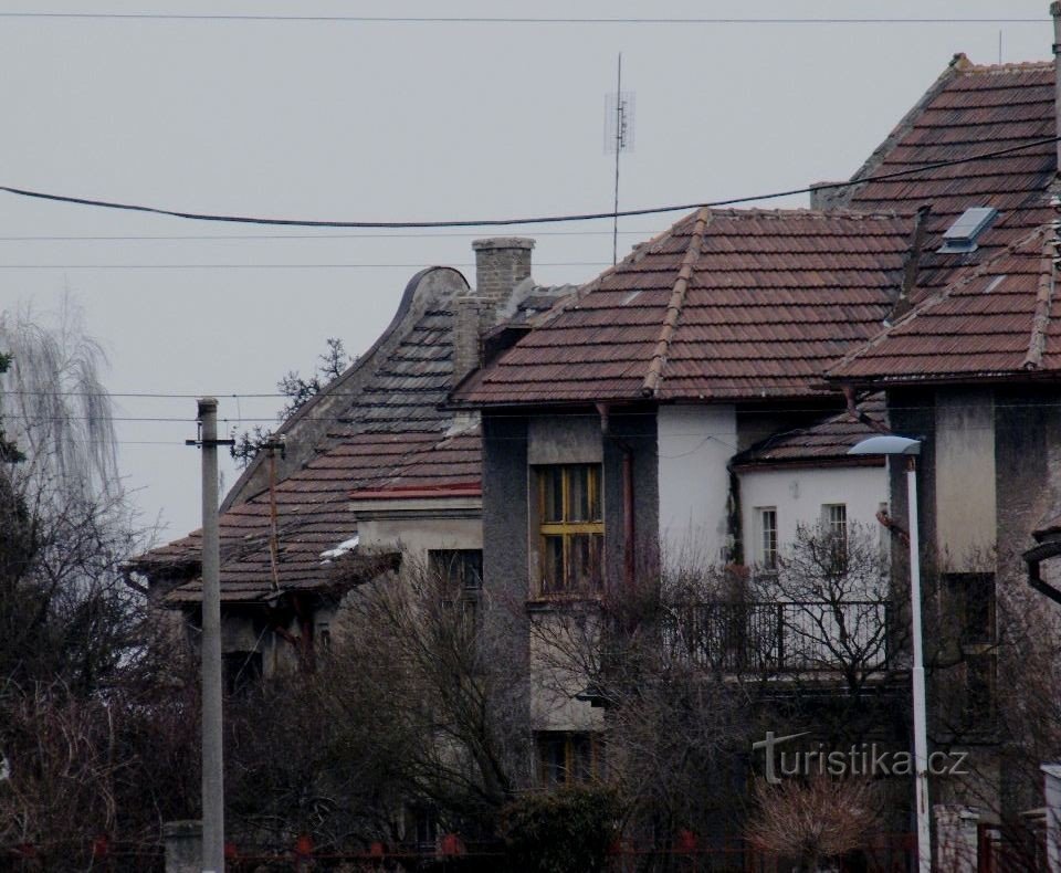 Maryša with Vlasta from behind