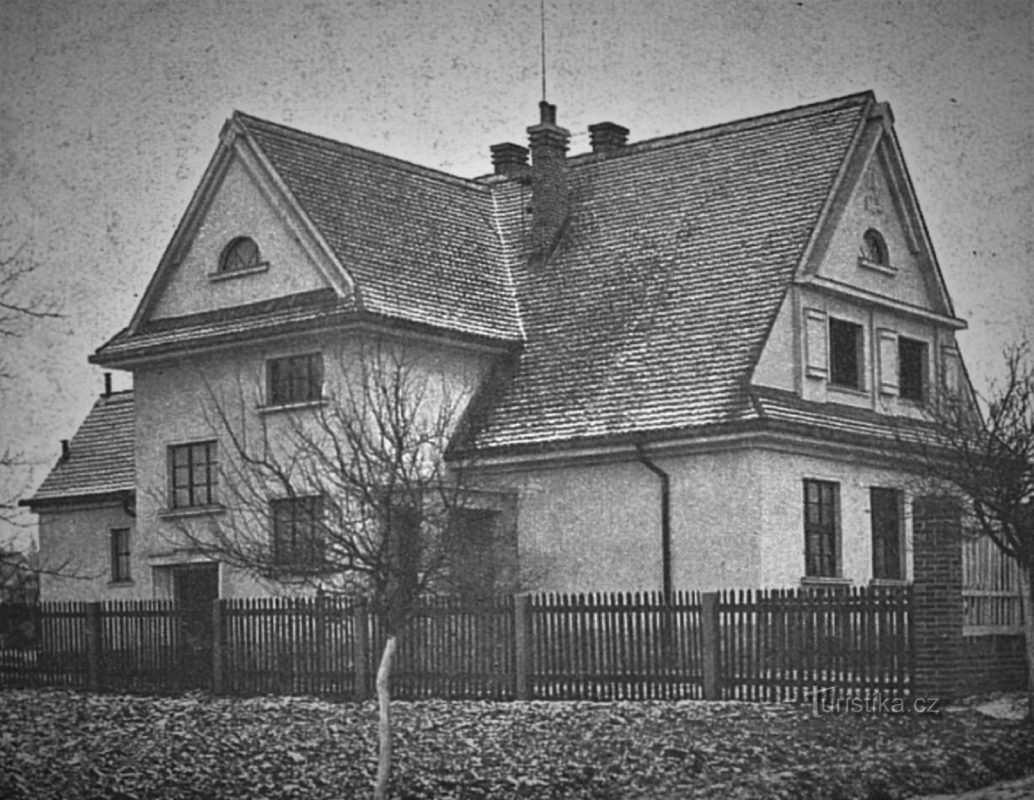 Masaryk-Allgemeinschule der böhmischen Minderheit in Velká Bukovina im Jahr 1925