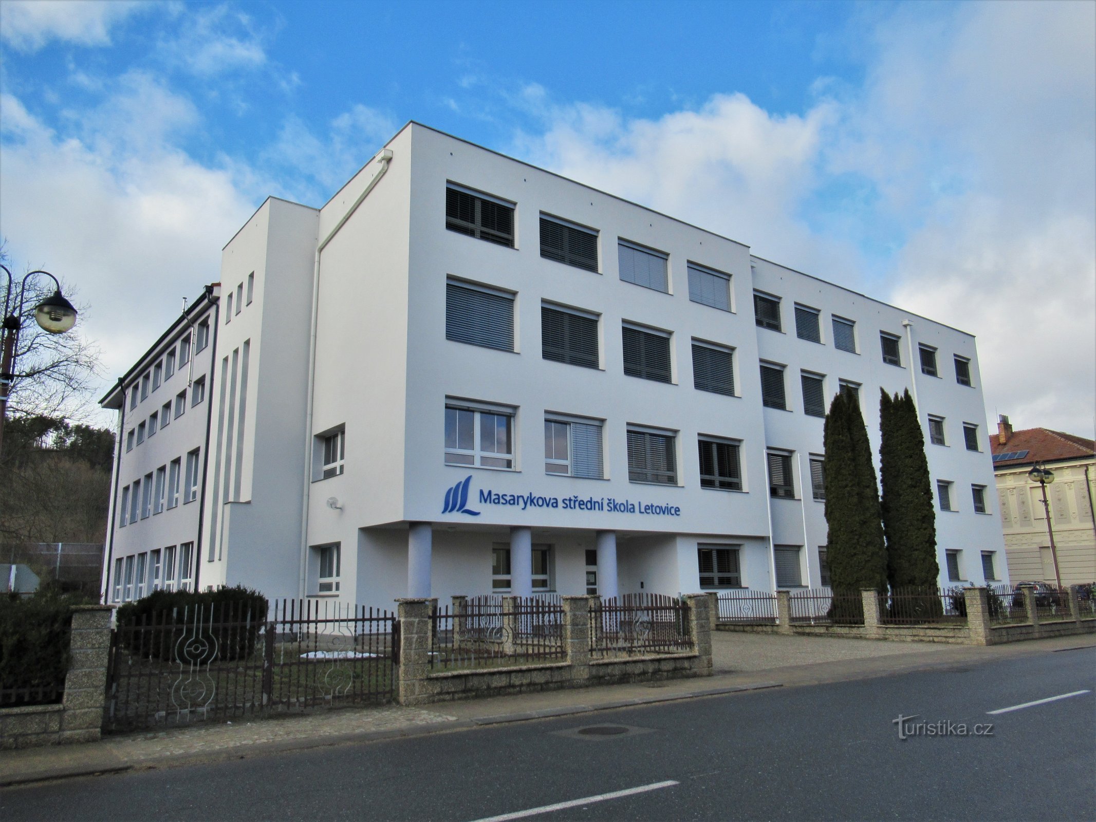 Escuela secundaria Masaryk en la calle