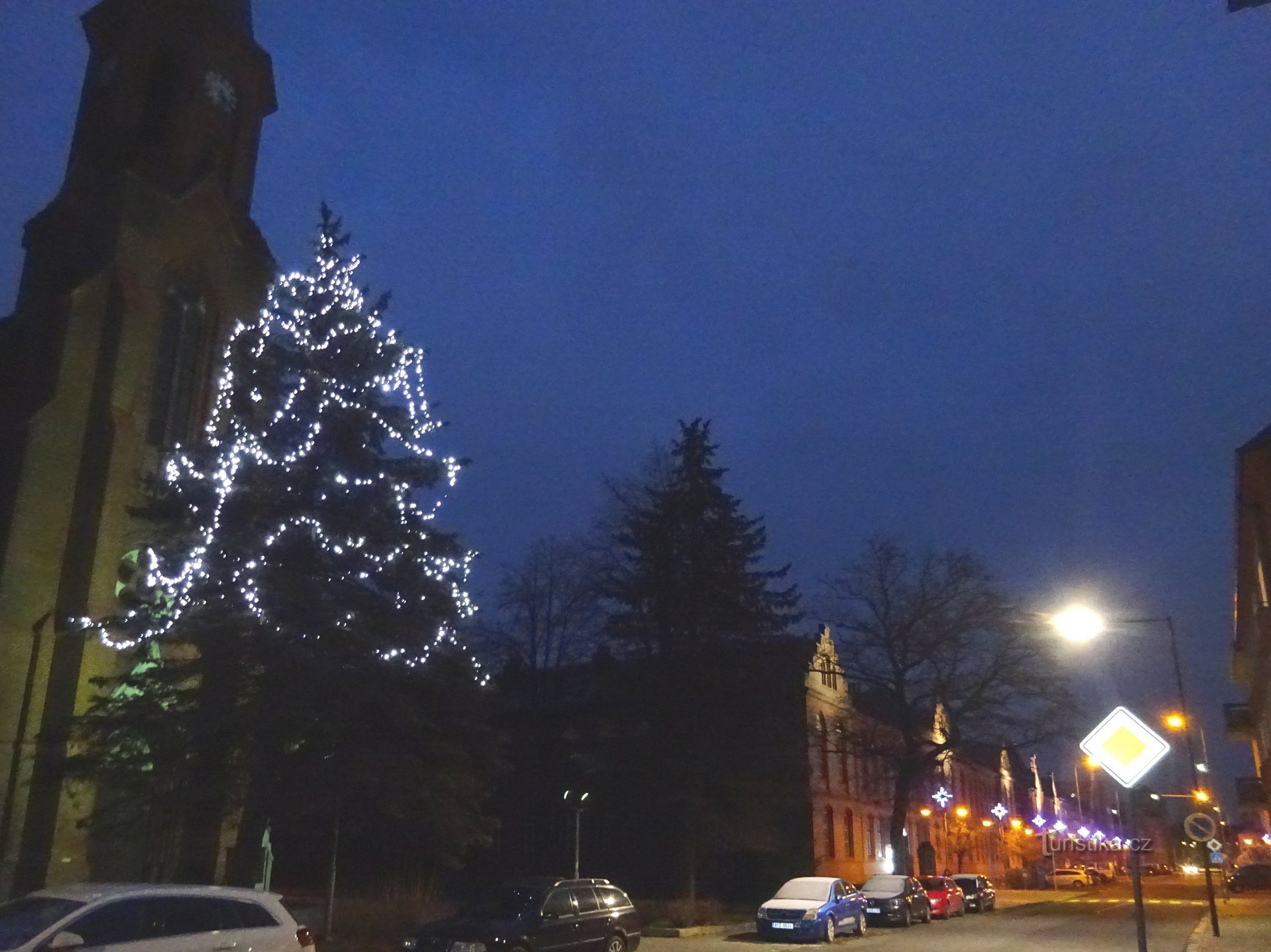 Rua Masaryk, árvore perto da igreja