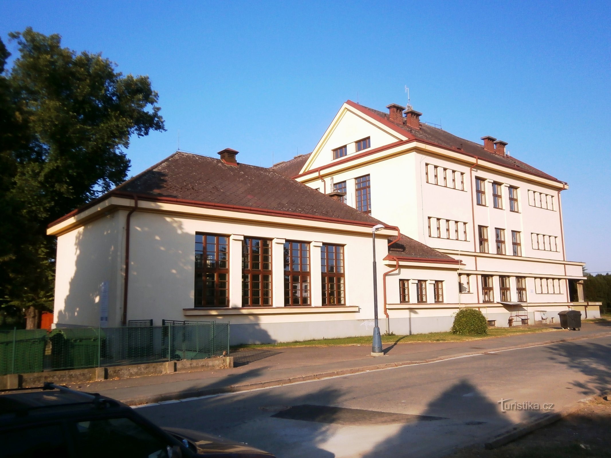 Plotiště nad Labem 的 Masaryk 小学 (Hradec Králové, 28.7.2013/XNUMX/XNUMX)