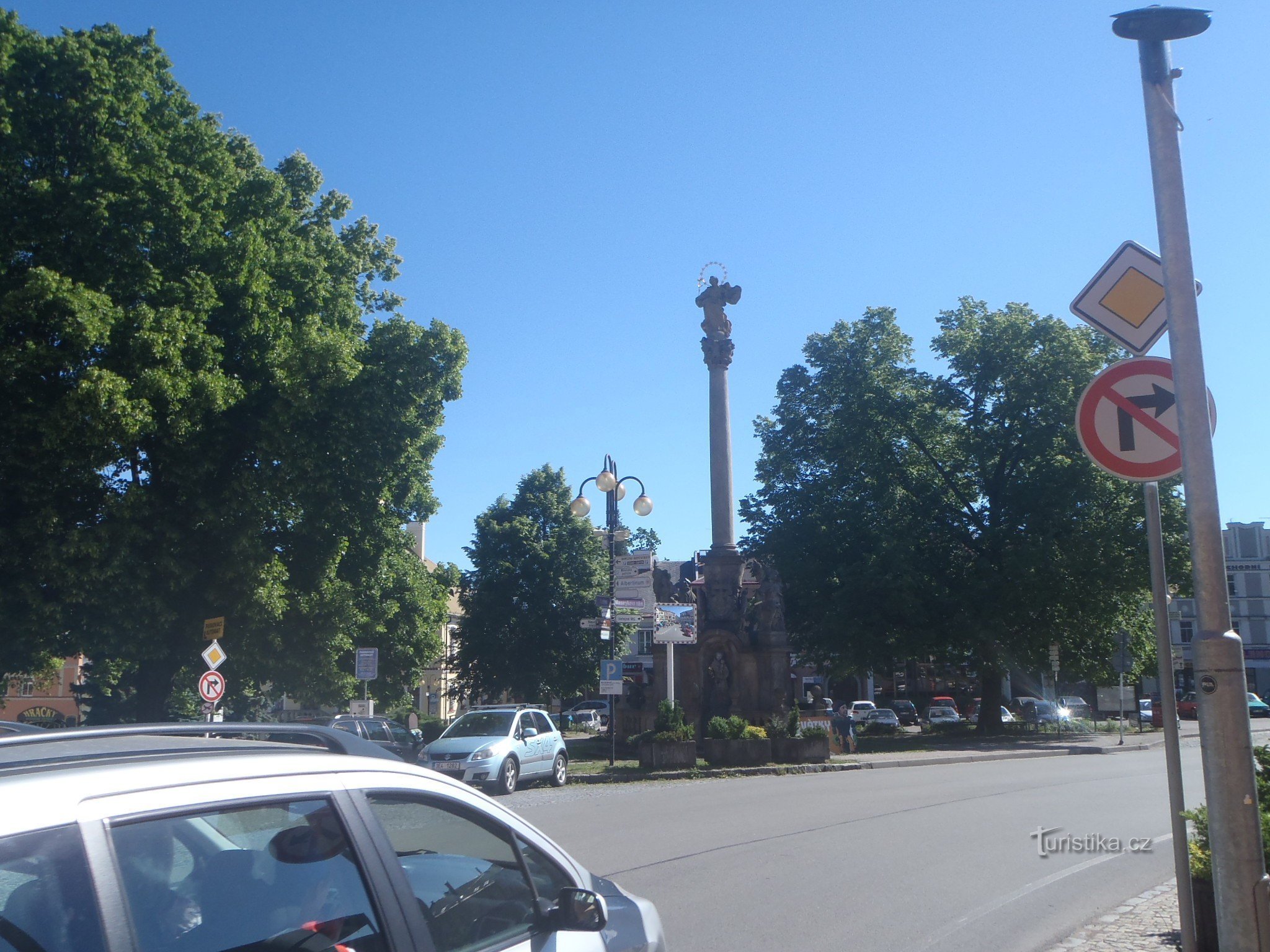 Piața Masaryk, Columna Marian