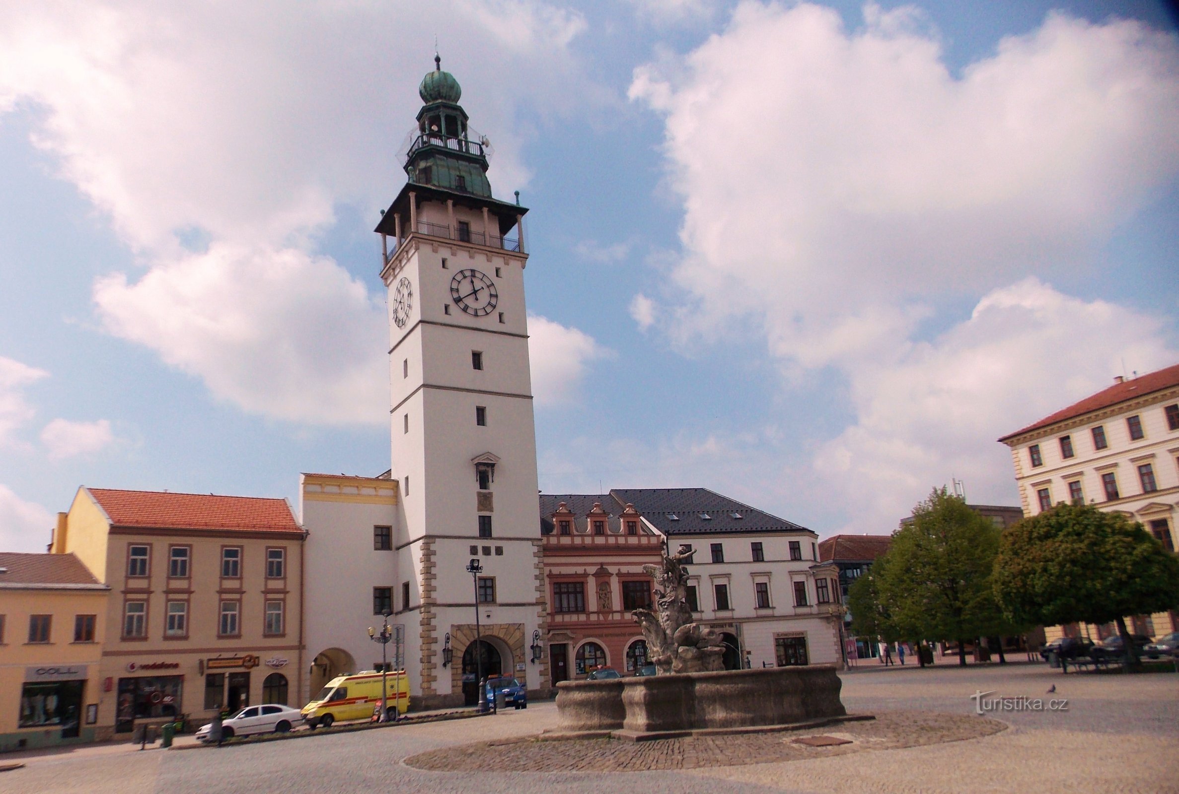 Place Masaryk avec le bâtiment de la mairie