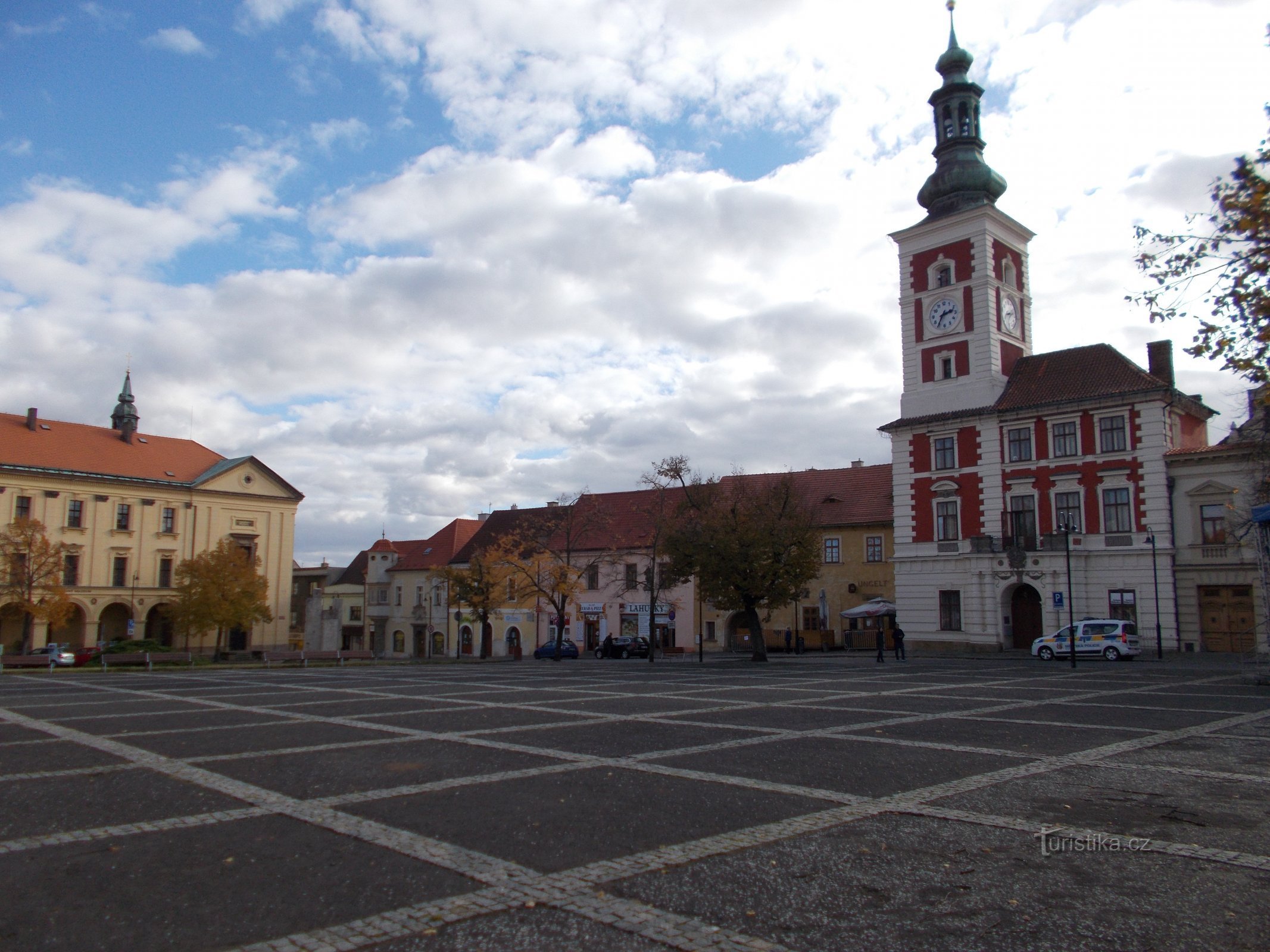 Piazza Masaryk con il Municipio