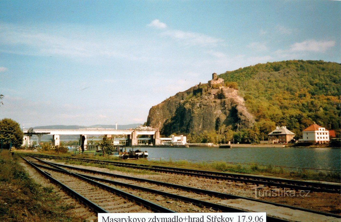 La serratura di Masaryk sotto il castello di Střekov