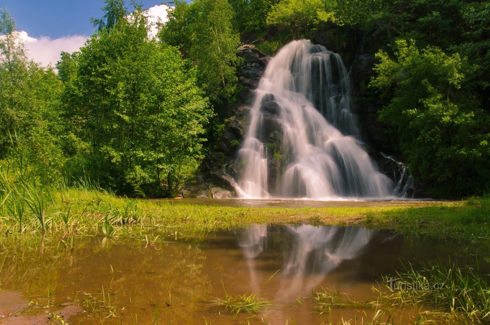 Cascada Masteck pe marginea părții de est a carierei Masta