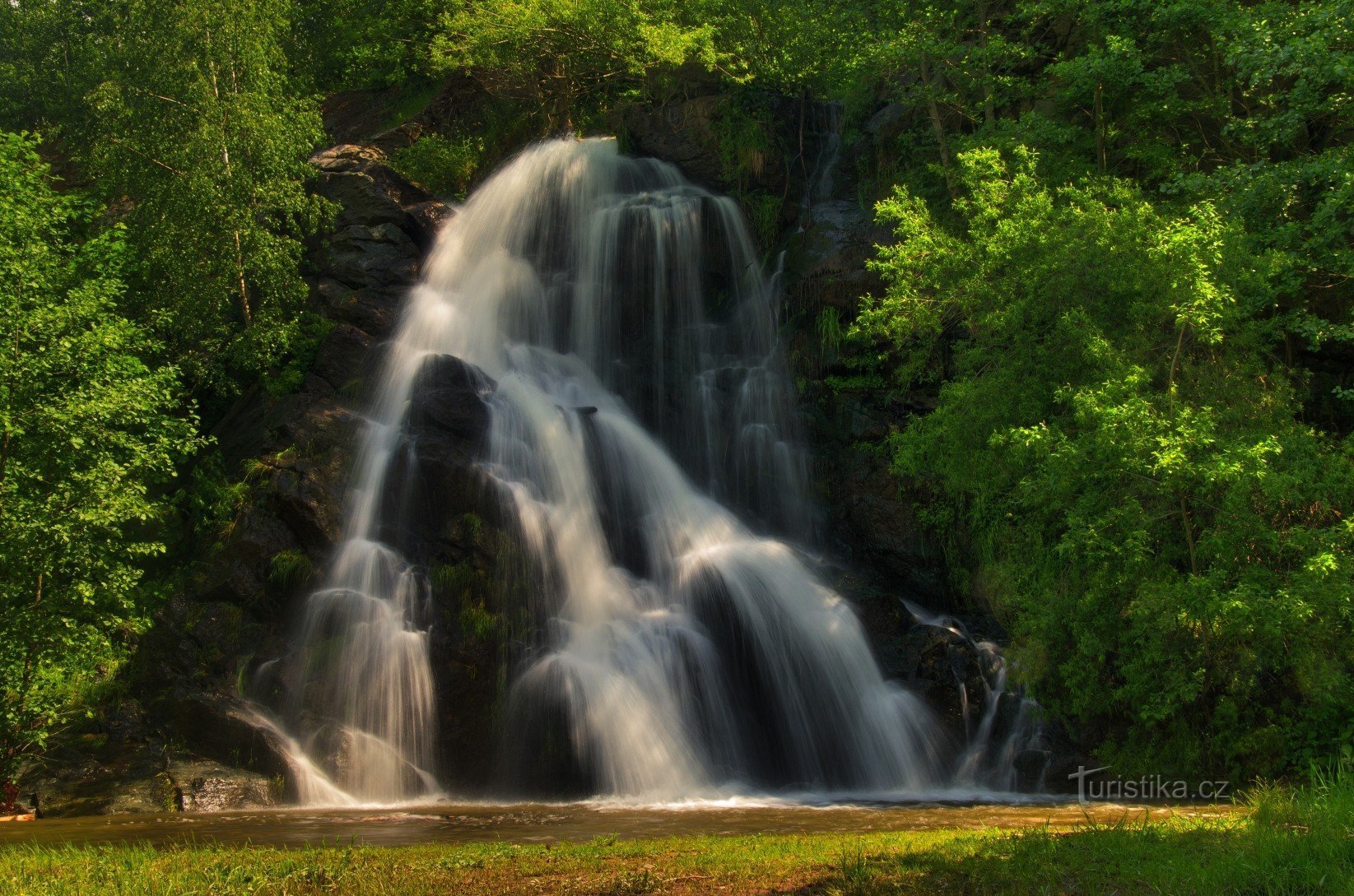 Cascade de Masteck en bordure de la partie est de la carrière de Masta