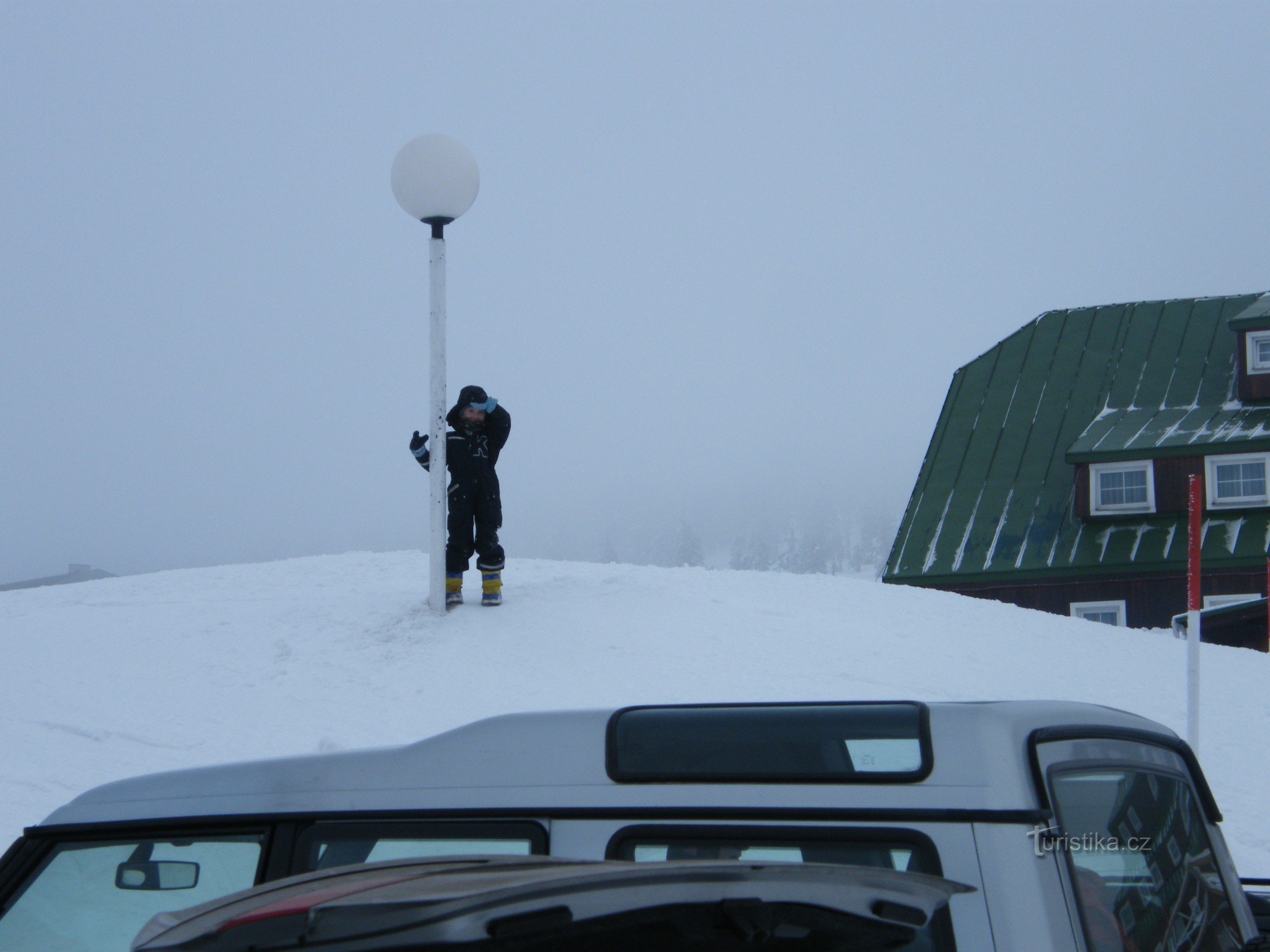 Matej se uită la snowmobilul