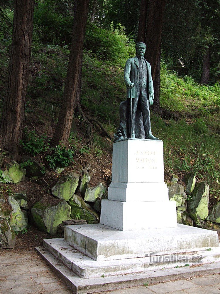 A estátua de Mattoni em Kyselka