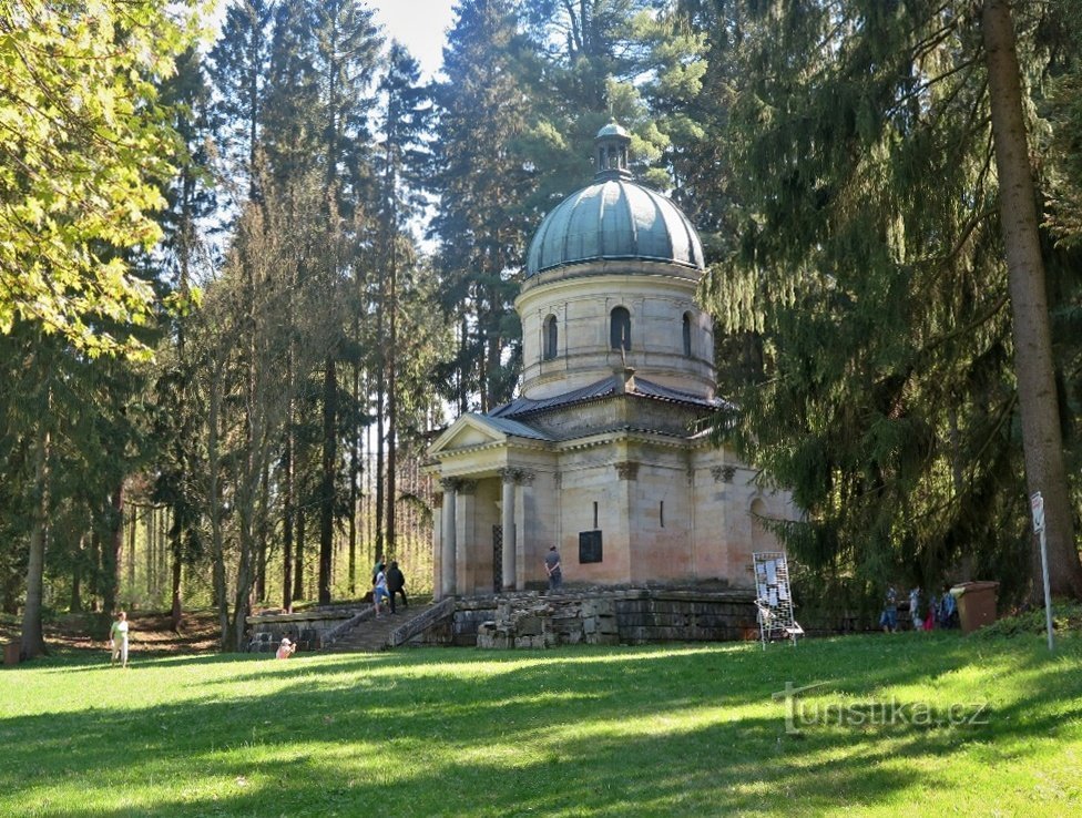 Lille mausoleum i en hyggelig skovpark