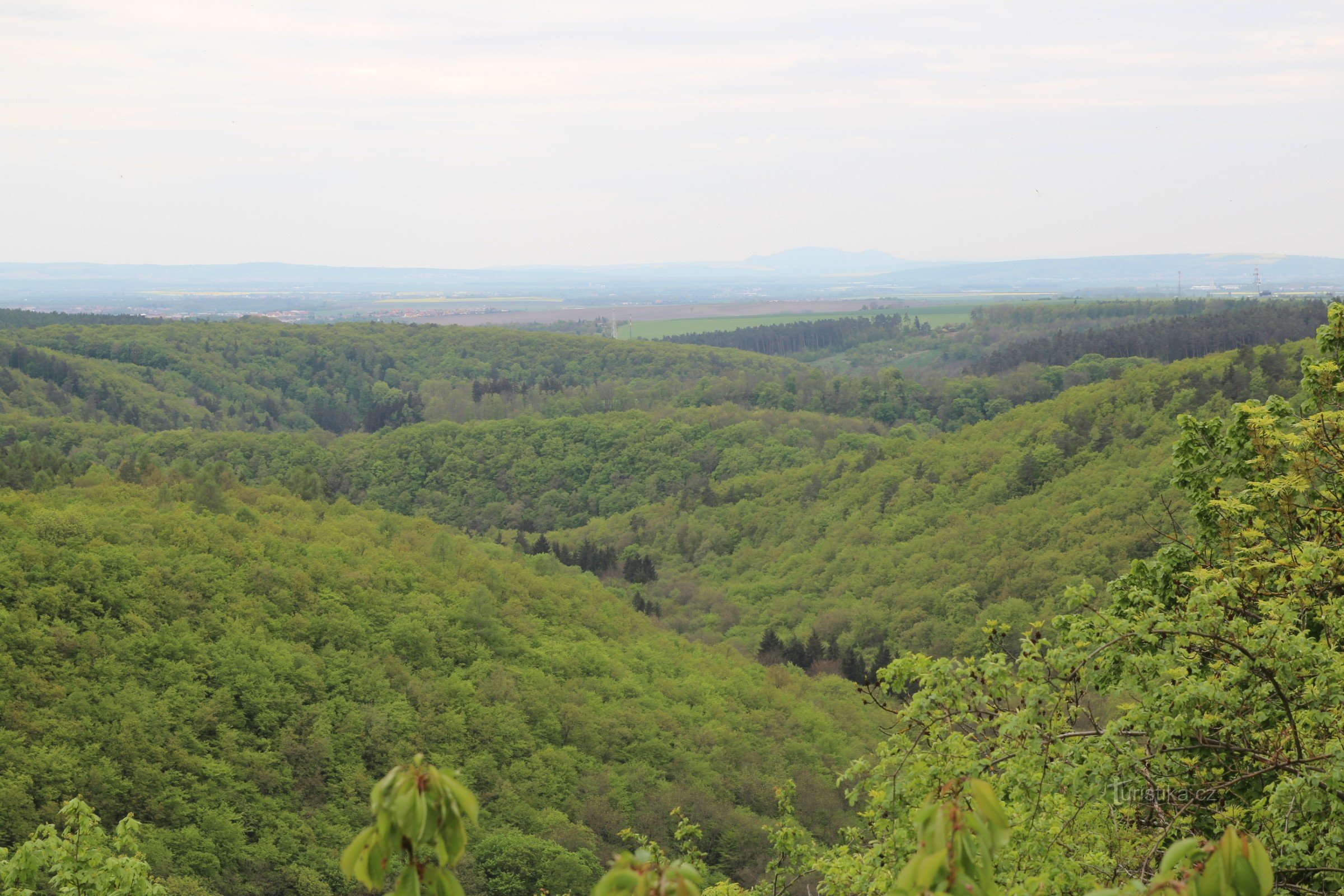 De kronkelende vallei van de Říčka vanuit het uitzichtpunt Hornek