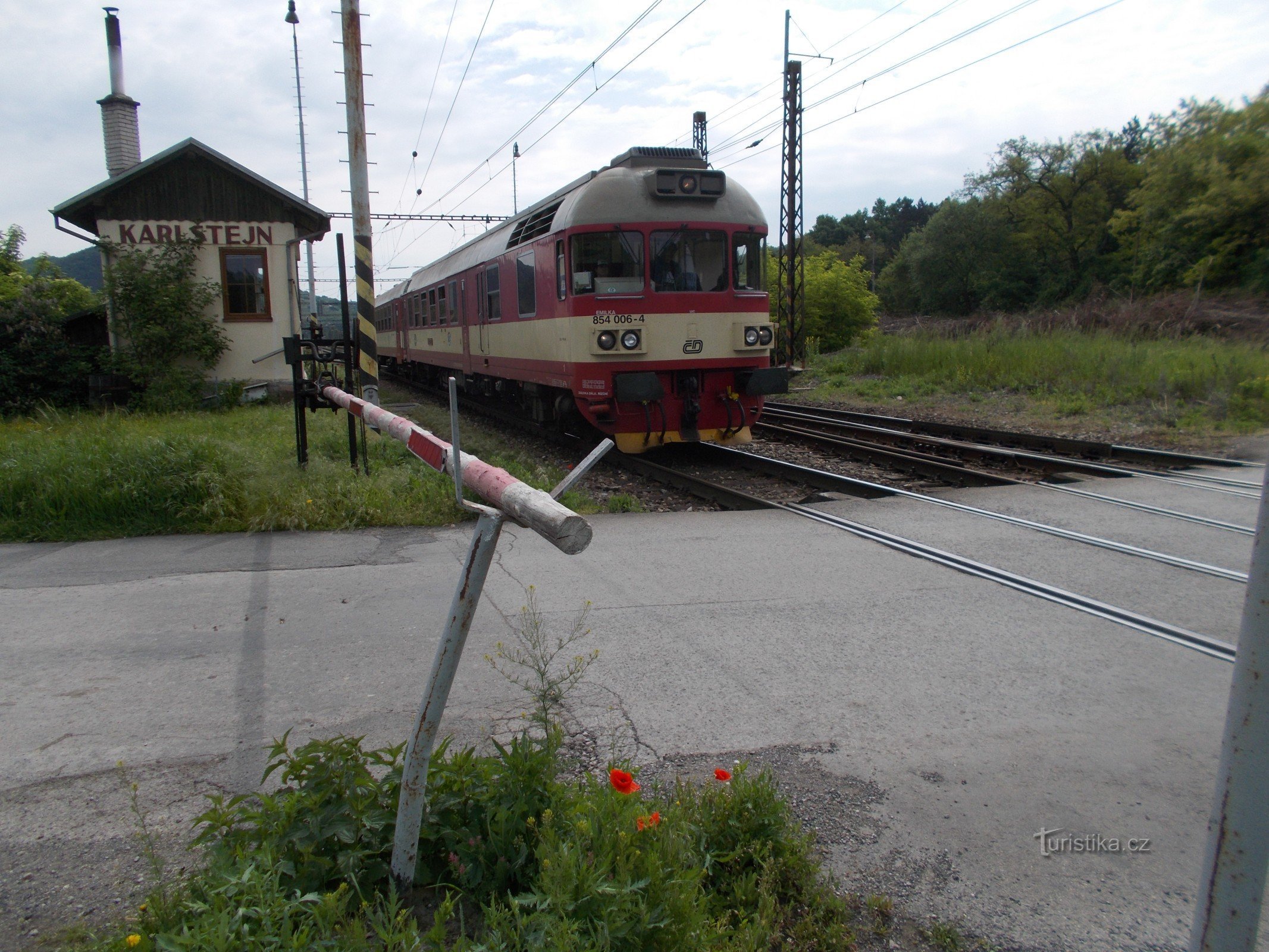 Mekaniske barrierer i Karlštejn og et tog til Beroun.