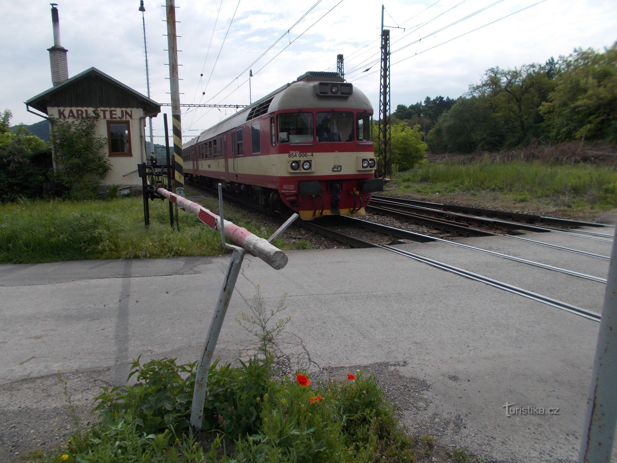 Barriere meccaniche a Karlštejn e un treno per Beroun.