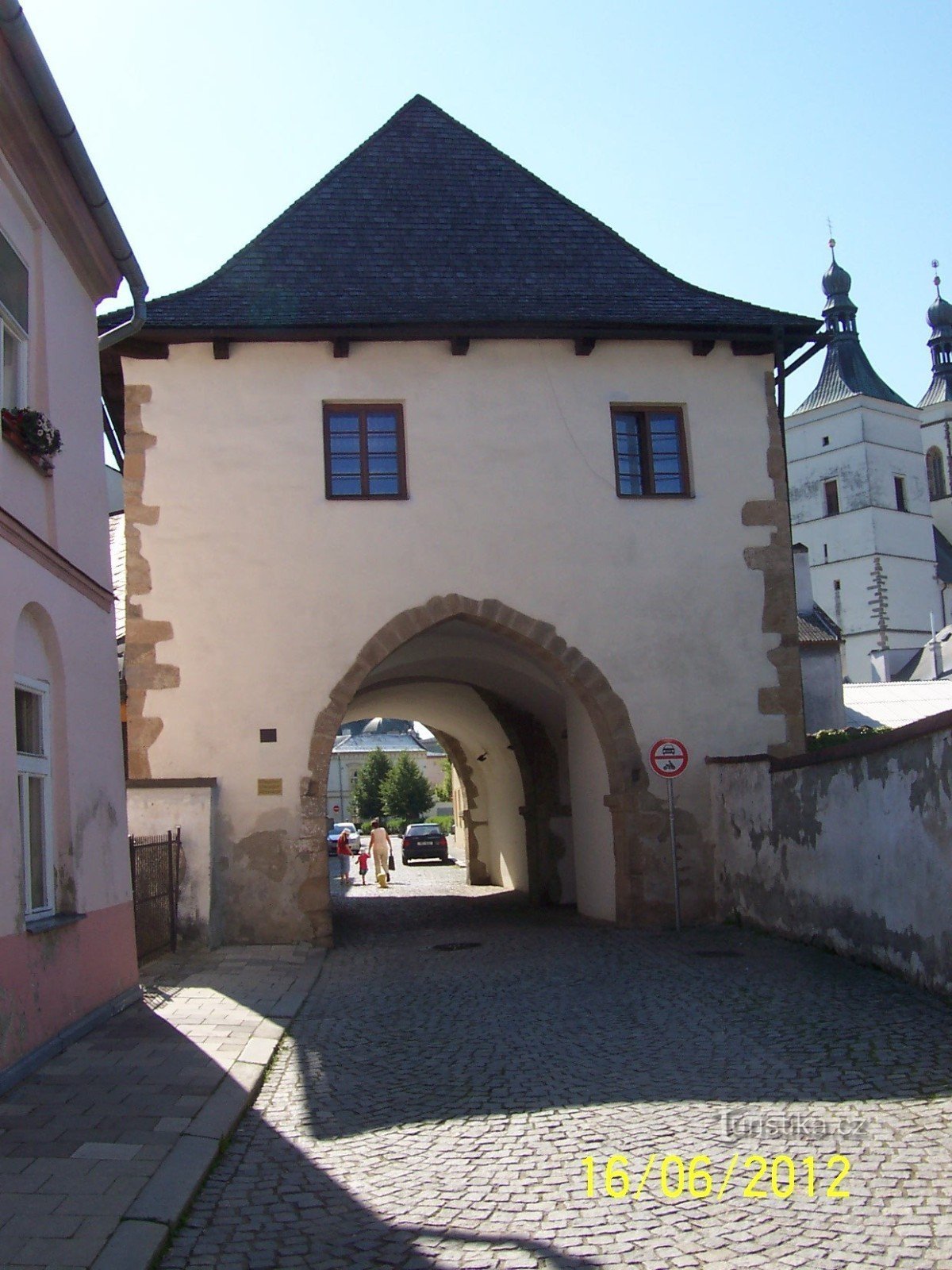 Medel-Tor am Eingang zum Zentrum