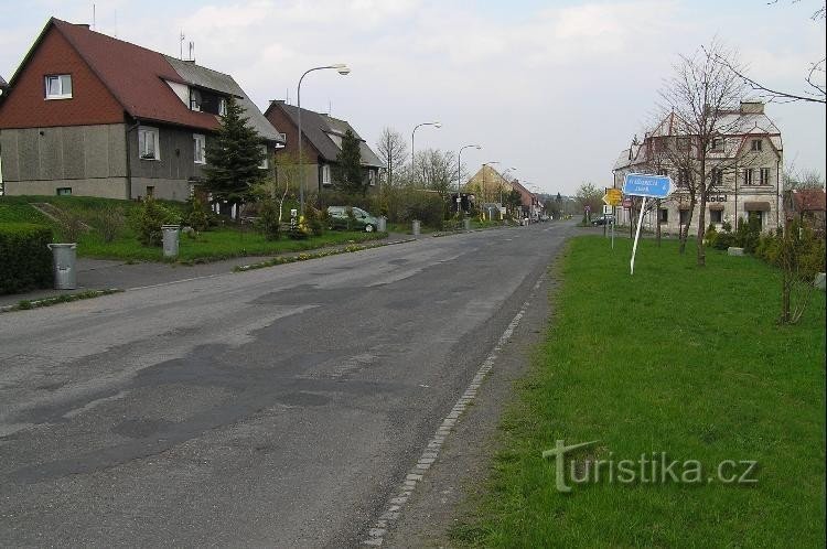 Měděnec: la carretera principal que pasa por Měděnec