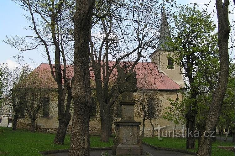 Měděnec: Nhà thờ Đức mẹ Đồng trinh trong công viên thành phố