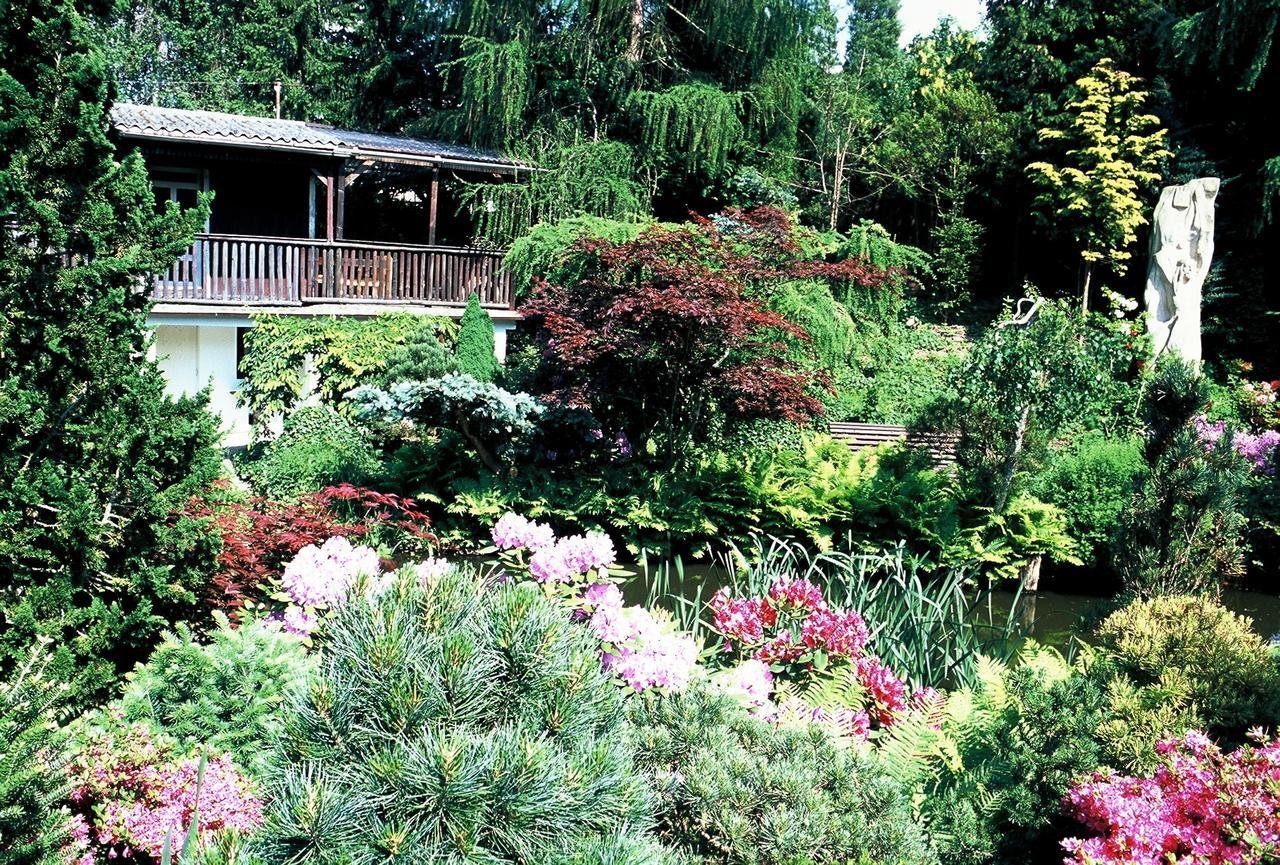 Um jardim de meditação com um memorial às vítimas do mal