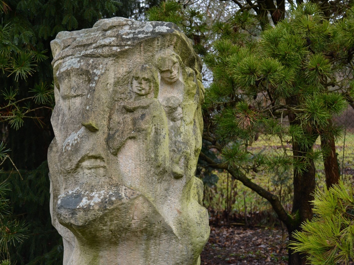 Um jardim de meditação com um memorial às vítimas do mal
