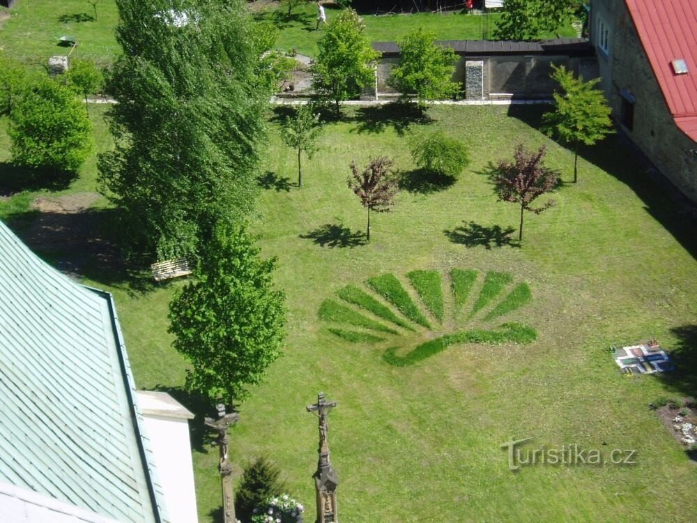 Jardín de meditación desde la torre de la iglesia, archivo fotográfico OKL