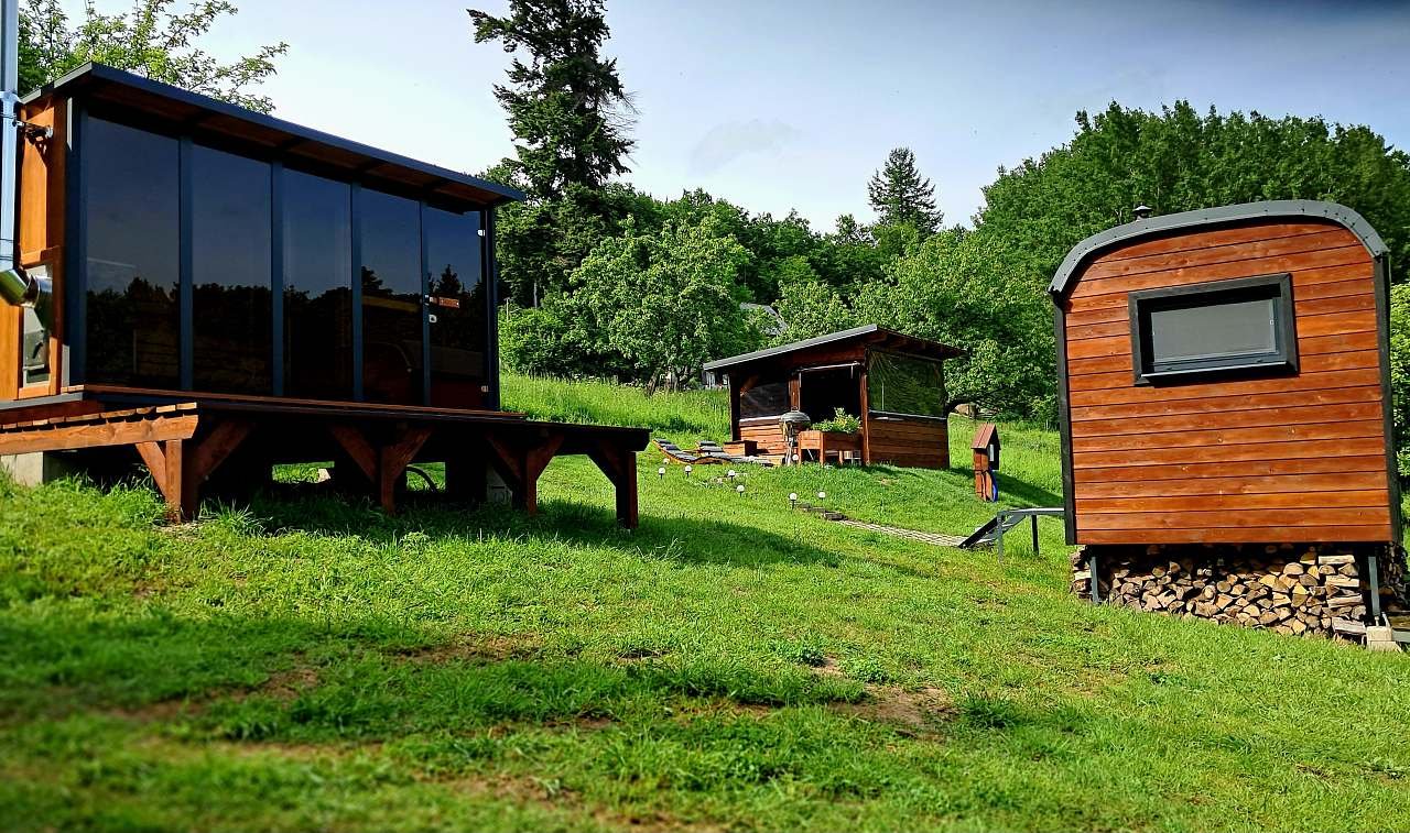 Medový glamping s panoramatickou saunou
