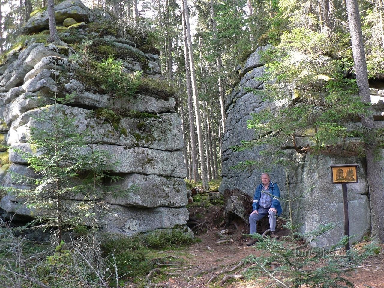 Bear trail, rock gate