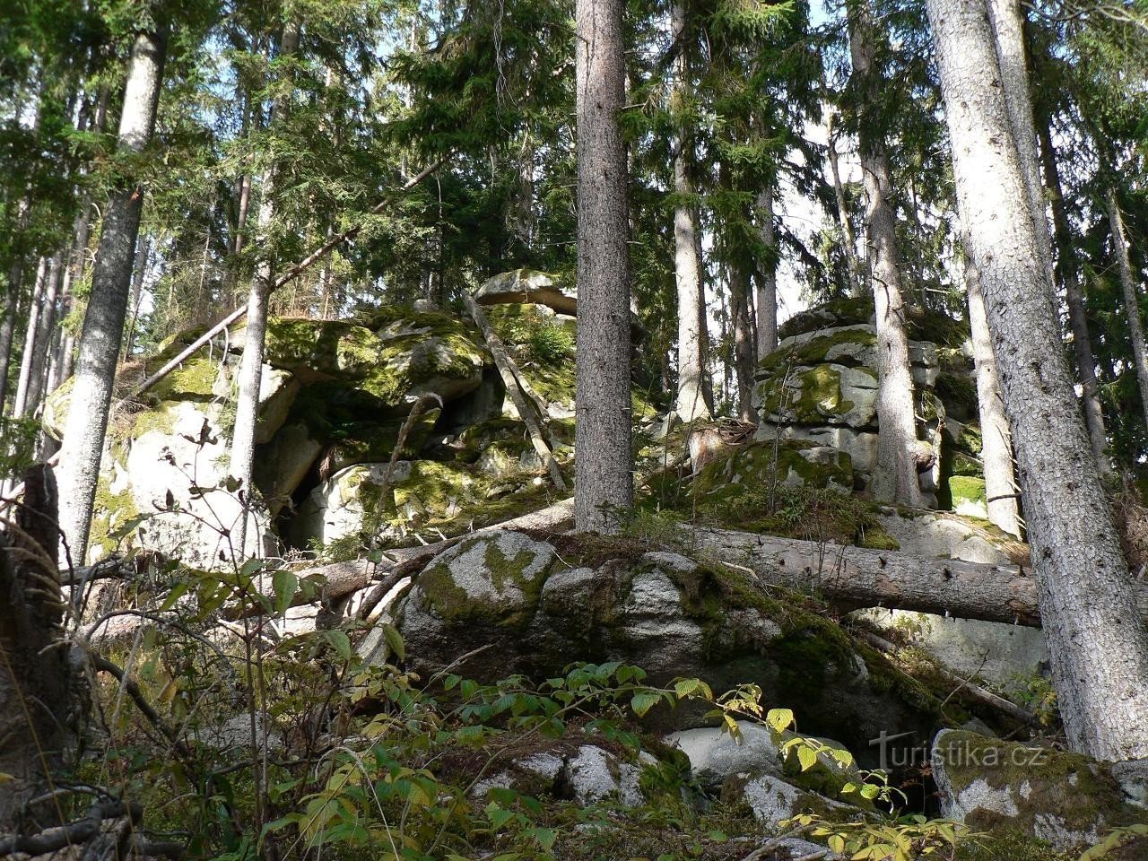 Trilha do urso, pedras no início da trilha