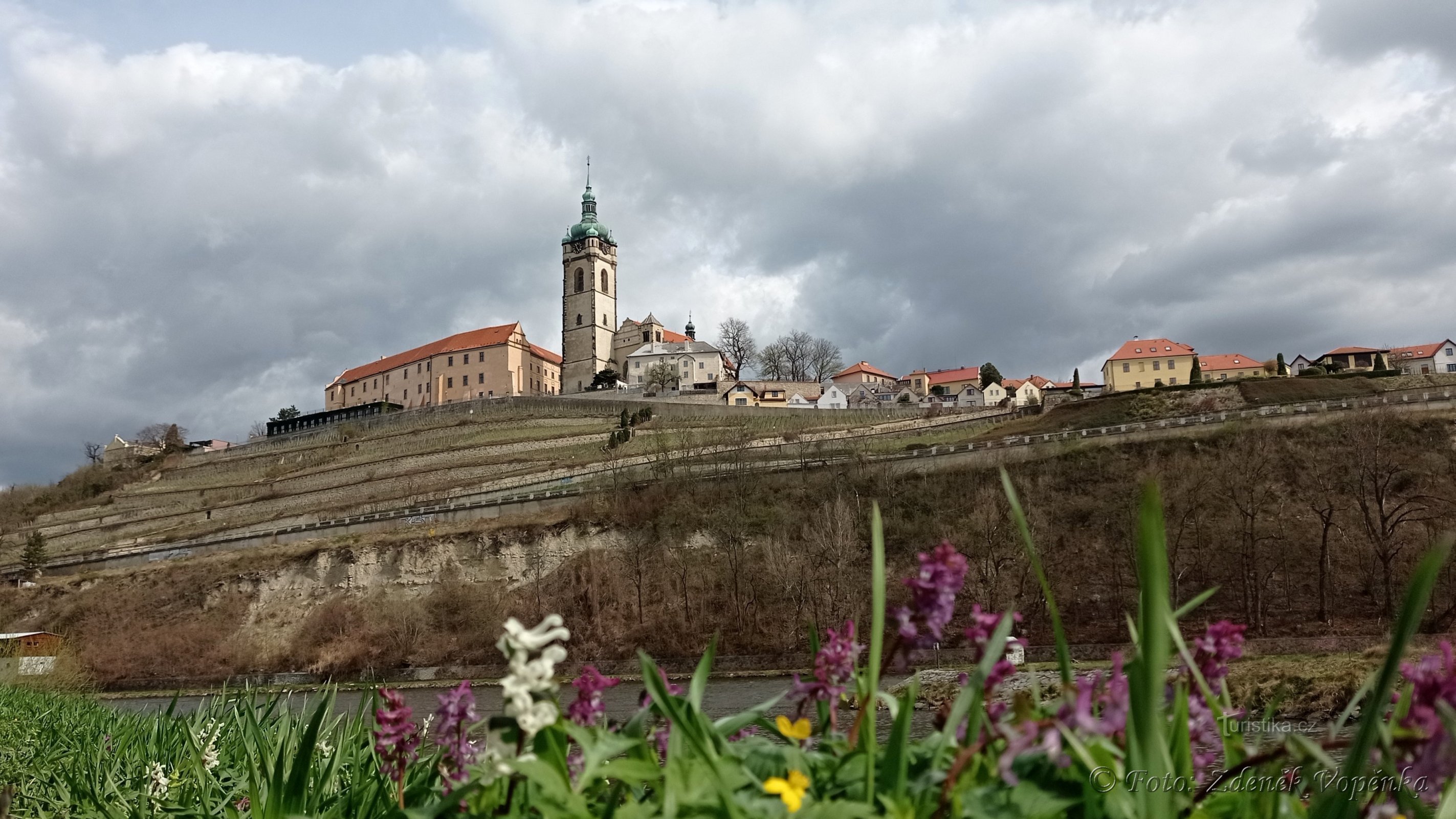 Château de Mělník depuis le confluent de l'Elbe et de la Vltava.