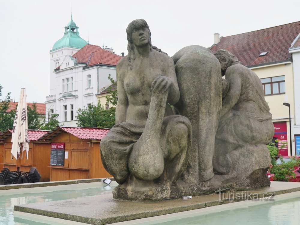 Mělník - une fontaine avec une sculpture de Vinobrání