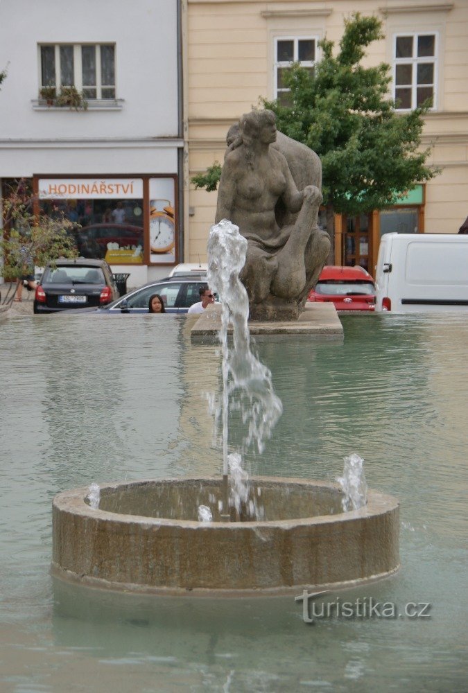 Mělník - uma fonte com uma escultura de Vinobrání