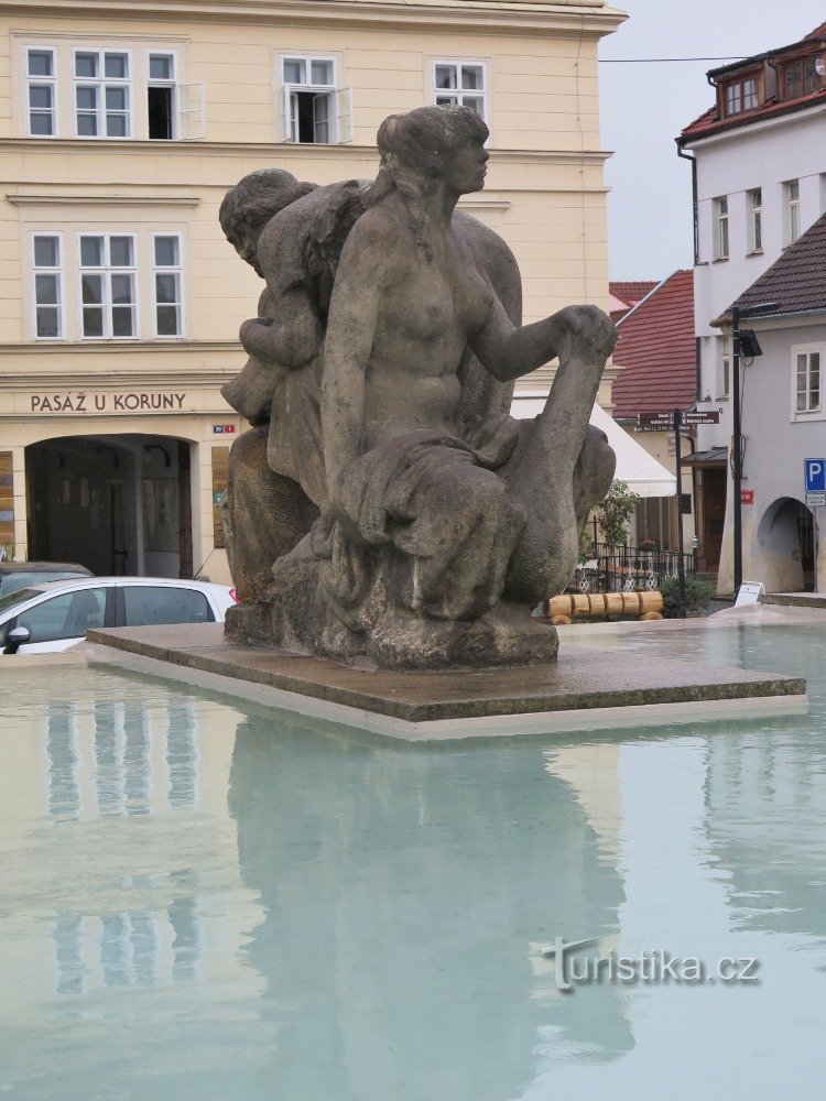 Mělník - uma fonte com uma escultura de Vinobrání
