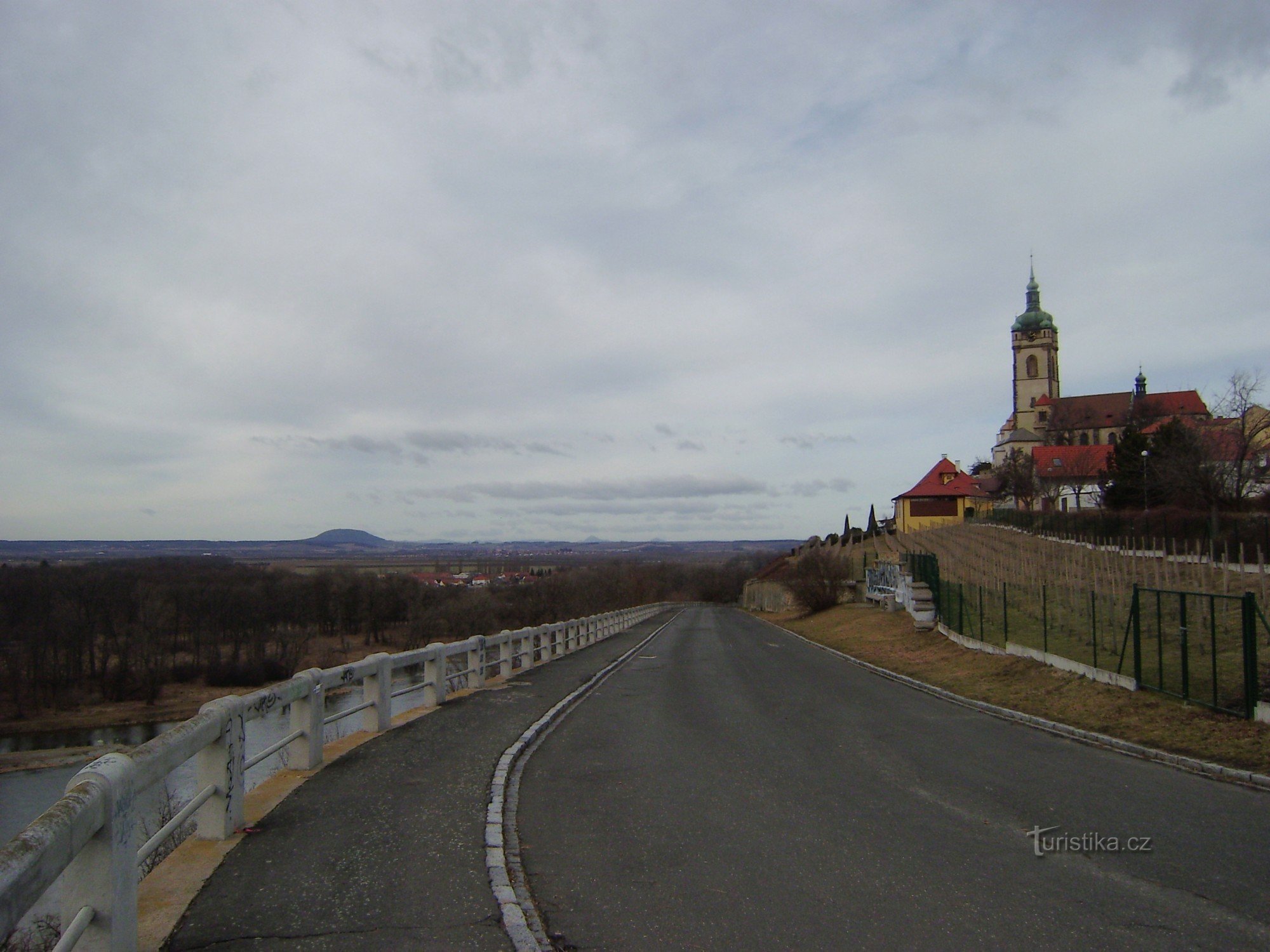 Mělník - vue vers le NW et l'église de St. Pierre et Paul