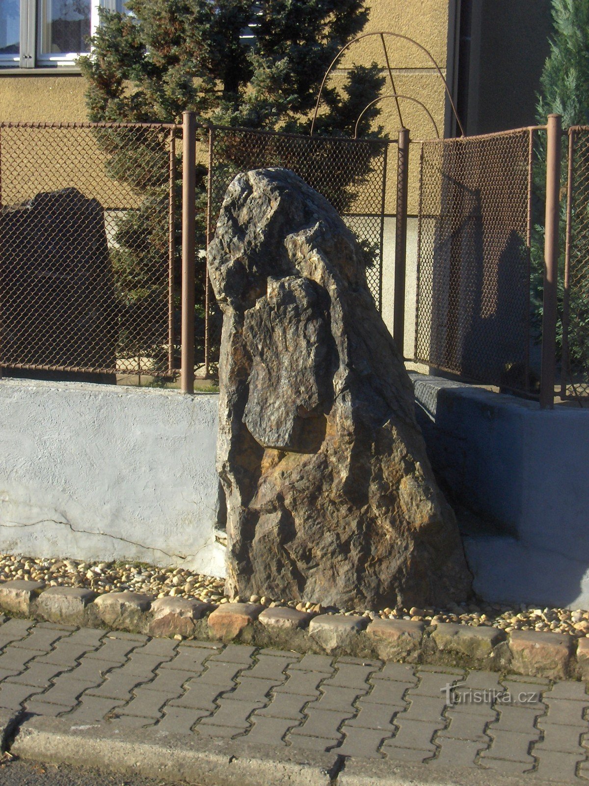 Kamniti služabnik Menhir in drugi menhir za njim