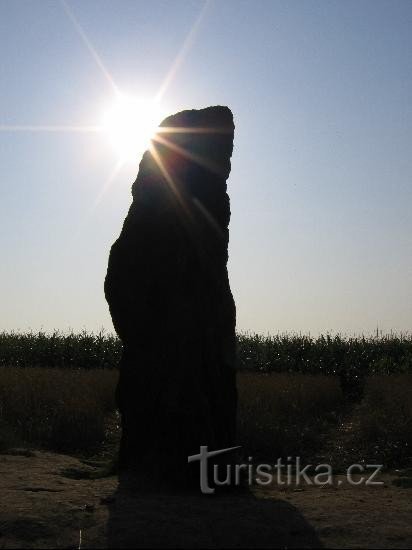 Menhir u Klobuk: Người chăn cừu hóa đá menhir cao nhất của Séc
