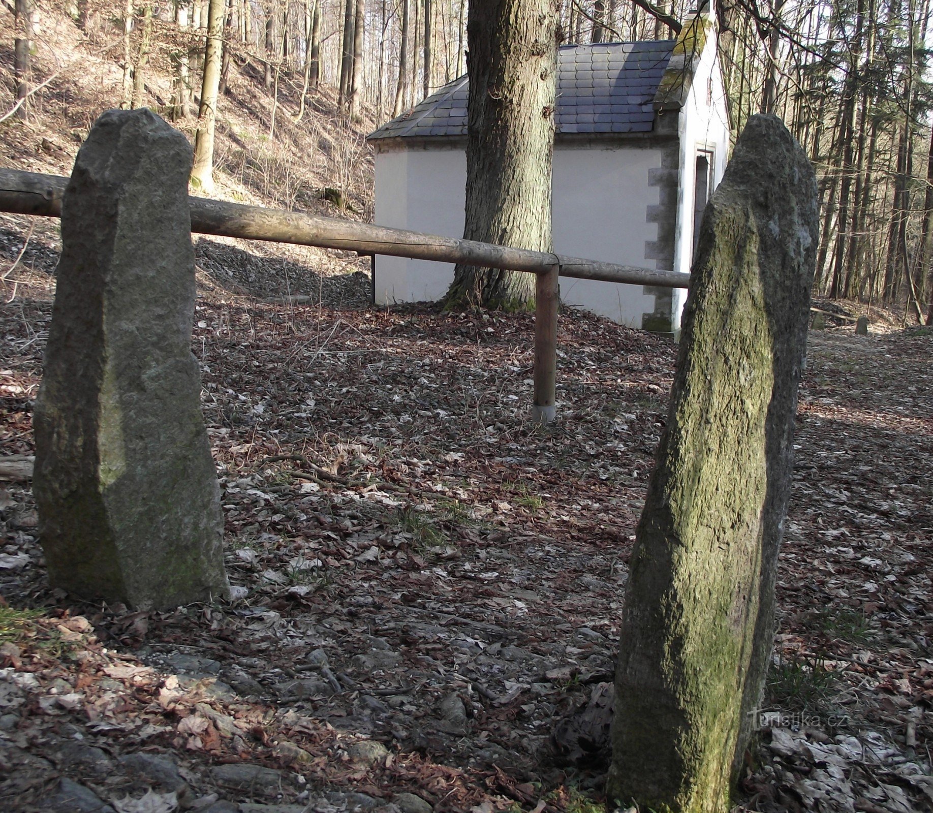 Menhire über der Kapelle