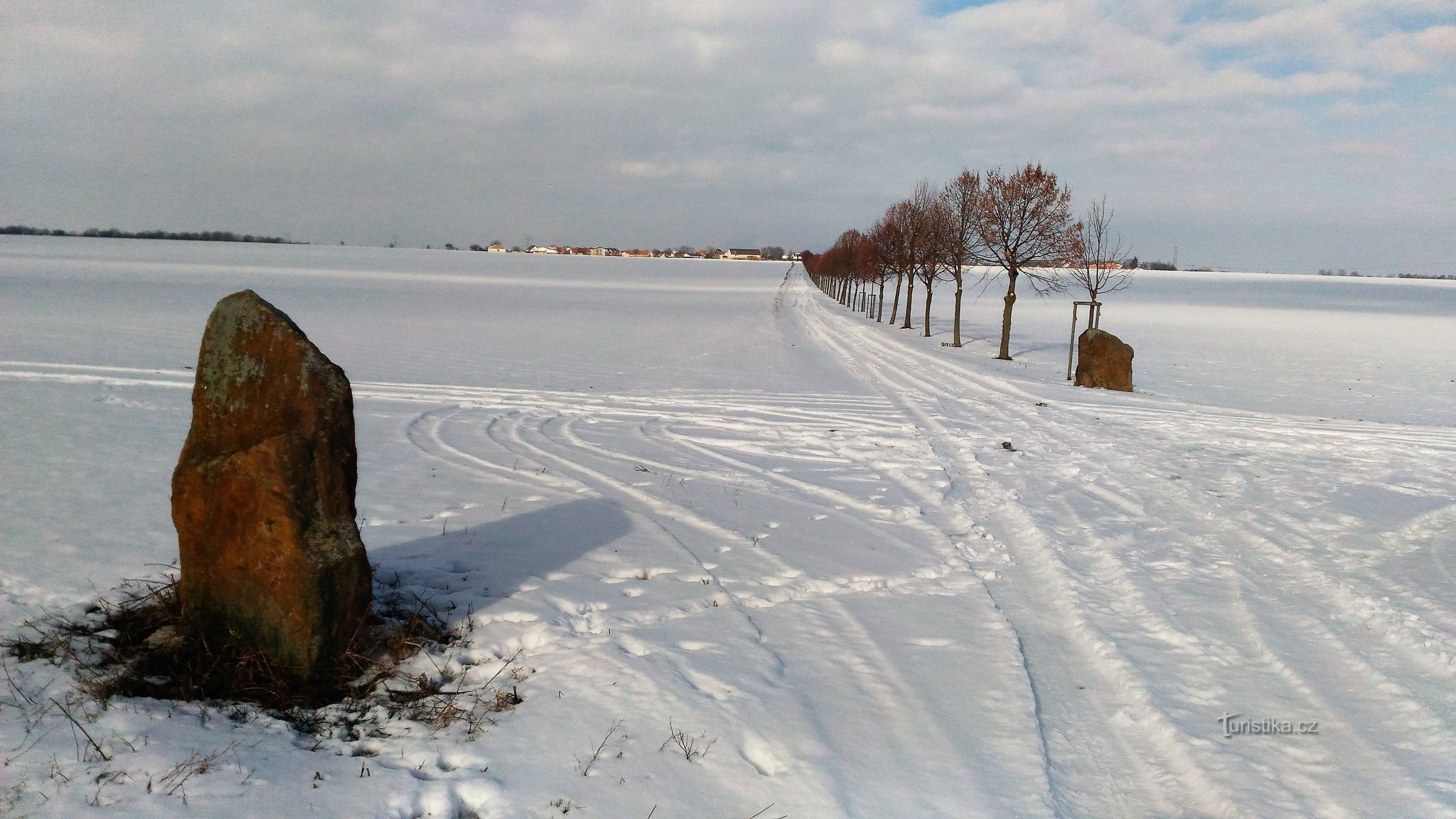 Hříškov近くのMenhirs。