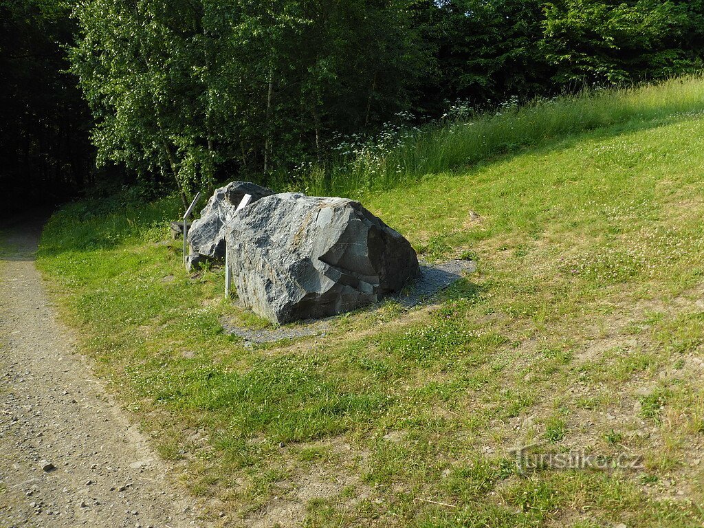 Une petite exposition géologique au-dessus de la ville d'Odry.