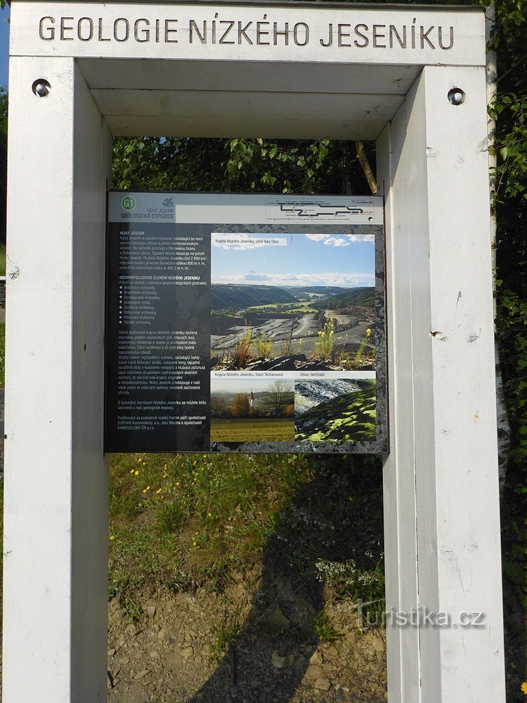 Pienempi geologinen näyttely Odryn kaupungin yläpuolella.