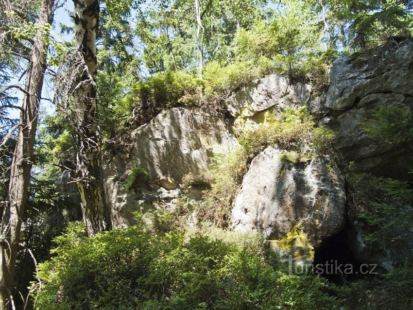 Uma rocha menor acima da encruzilhada