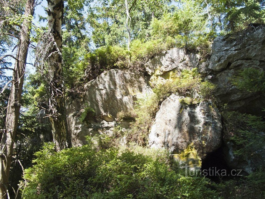 Ein kleinerer Felsen über der Kreuzung