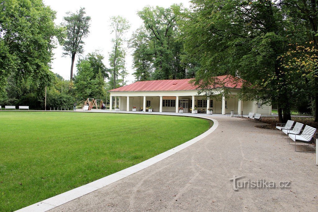 Mercandino Gardens, Empire Colonnade