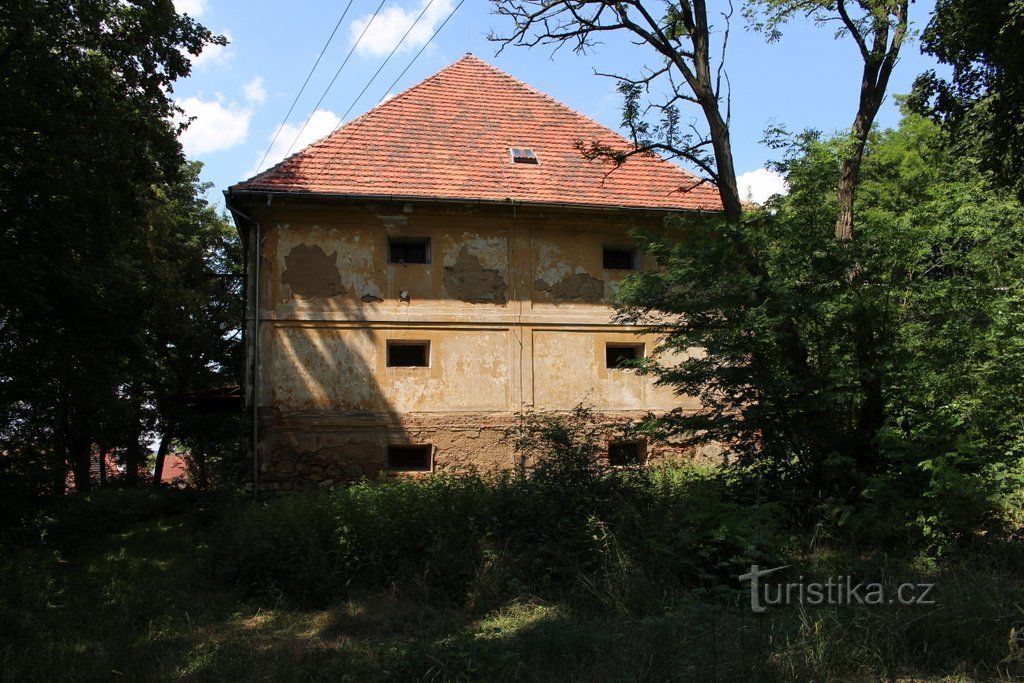 Merklín, uitzicht op de graanschuur vanuit het zuiden