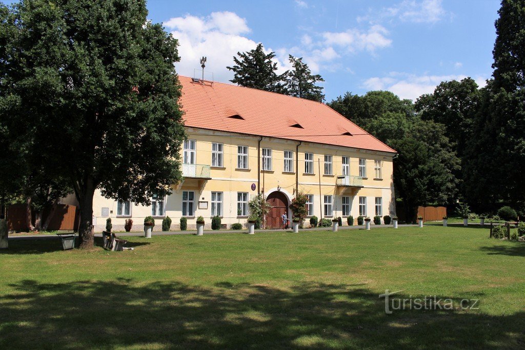 Merklín, utsikt över slottet från parken