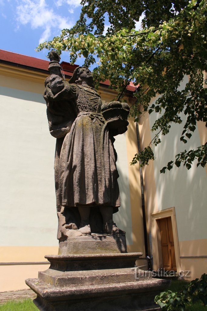 Merklín, άγαλμα του Αγ. Walburgs μπροστά από την εκκλησία