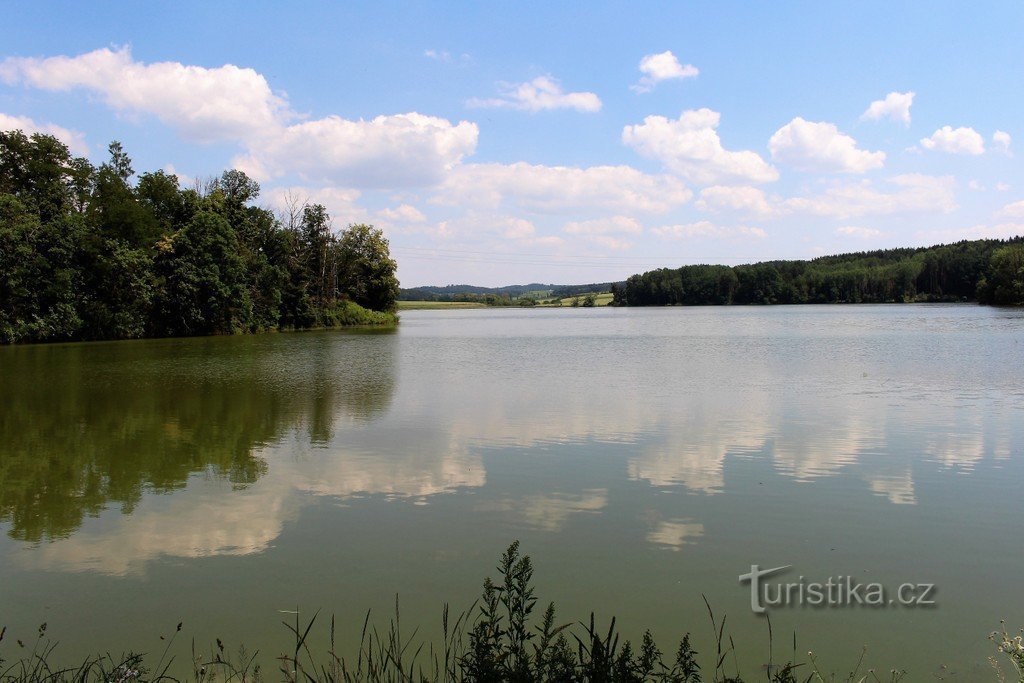 Teich Merklín, Blick von der Staumauer