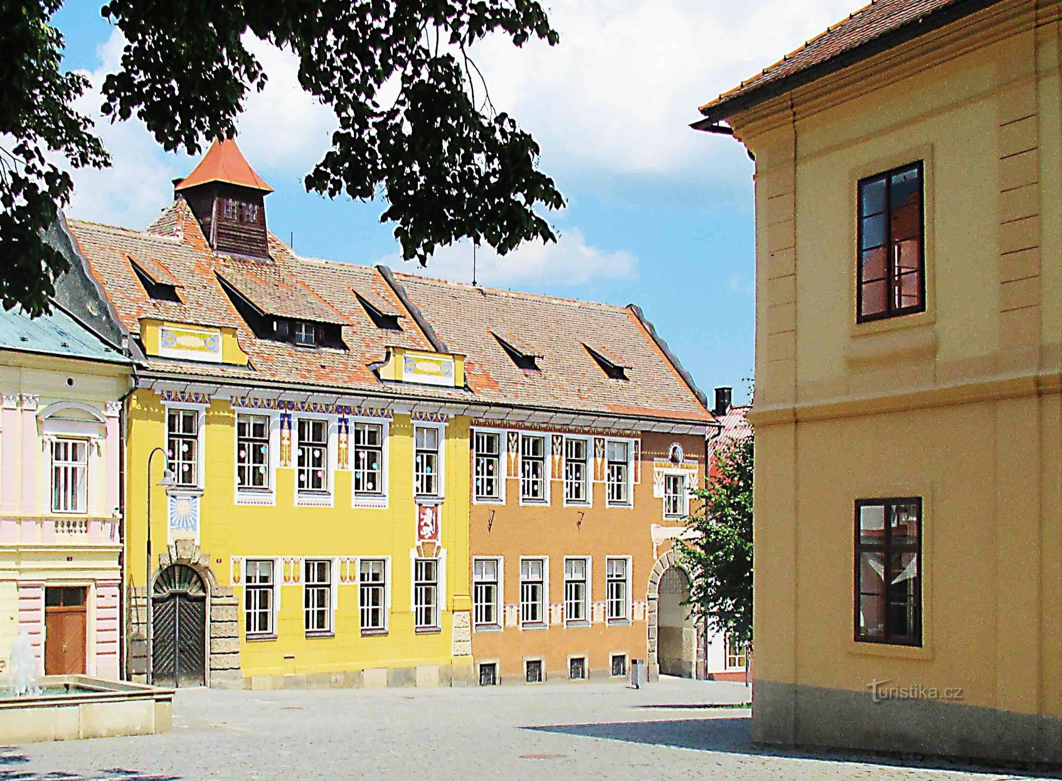 Kommunal skole - historisk bygning i Opočno