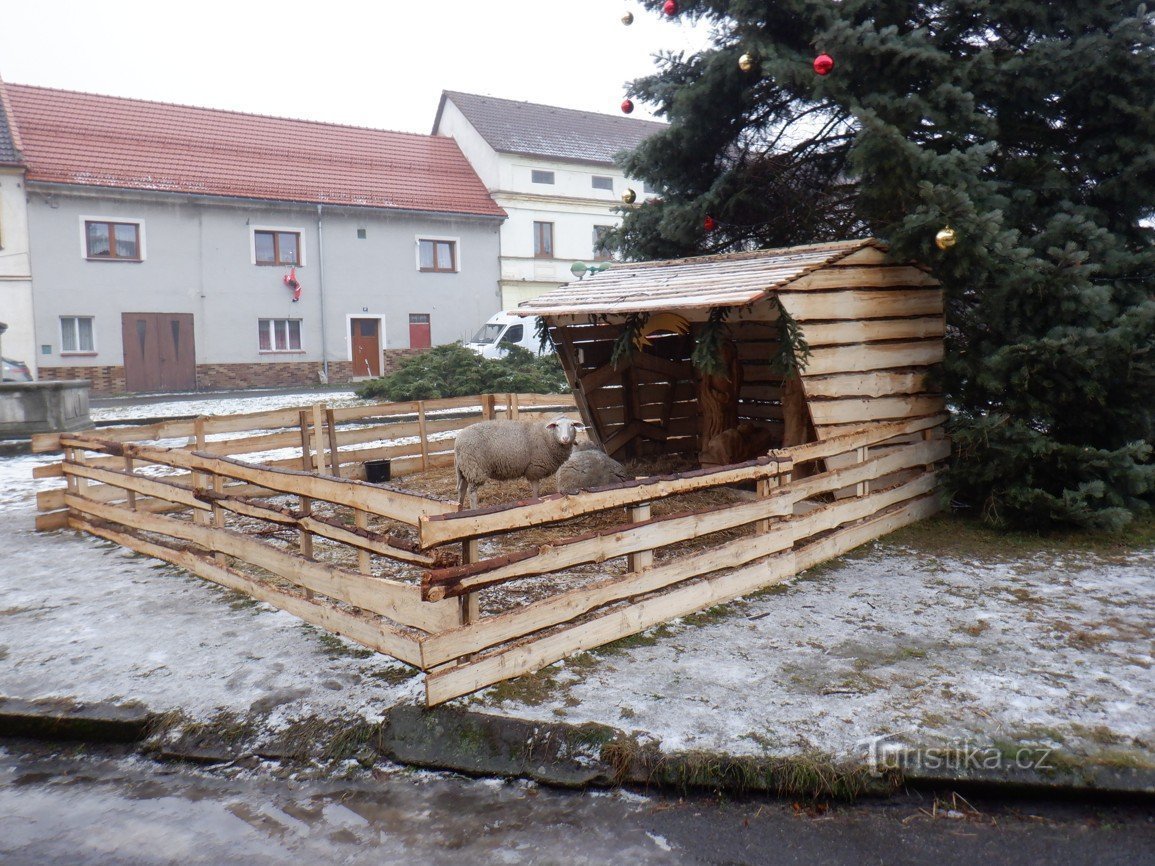 De stad Kravaře bij Česká Lípa en Kavárna pod Ronovem