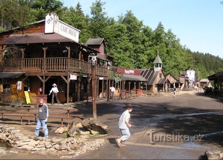 Thị trấn: Thị trấn phía tây Šiklův mlny nằm trong thung lũng sông Bobrůvka, vp